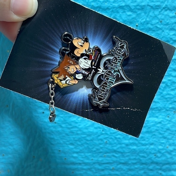 Disney Kingdom Hearts Mickey Mouse HD 2.5 Remix Square Enix Collector’s Pin - Picture 4 of 12